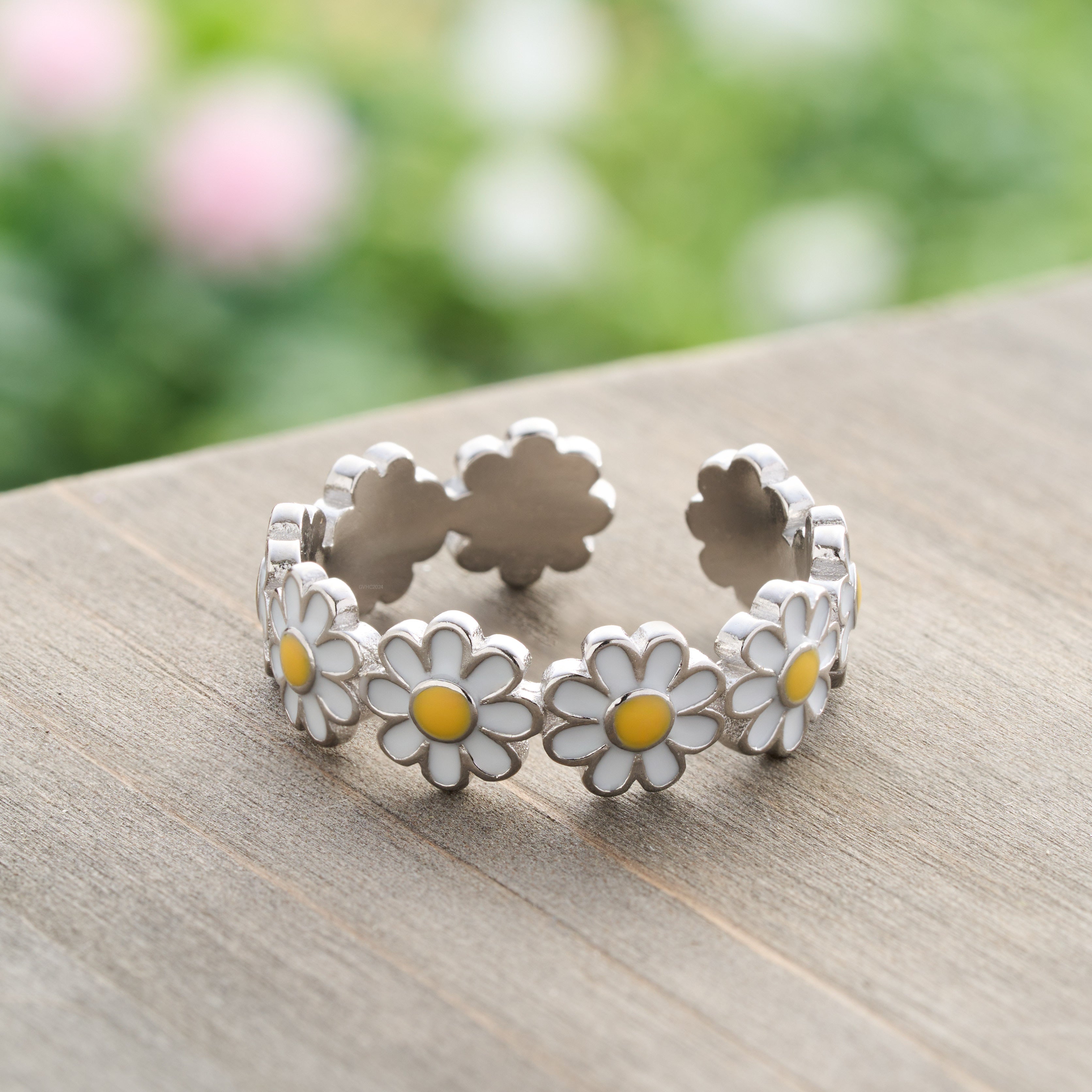 Retailer Daisy ring in sterling silver and gold